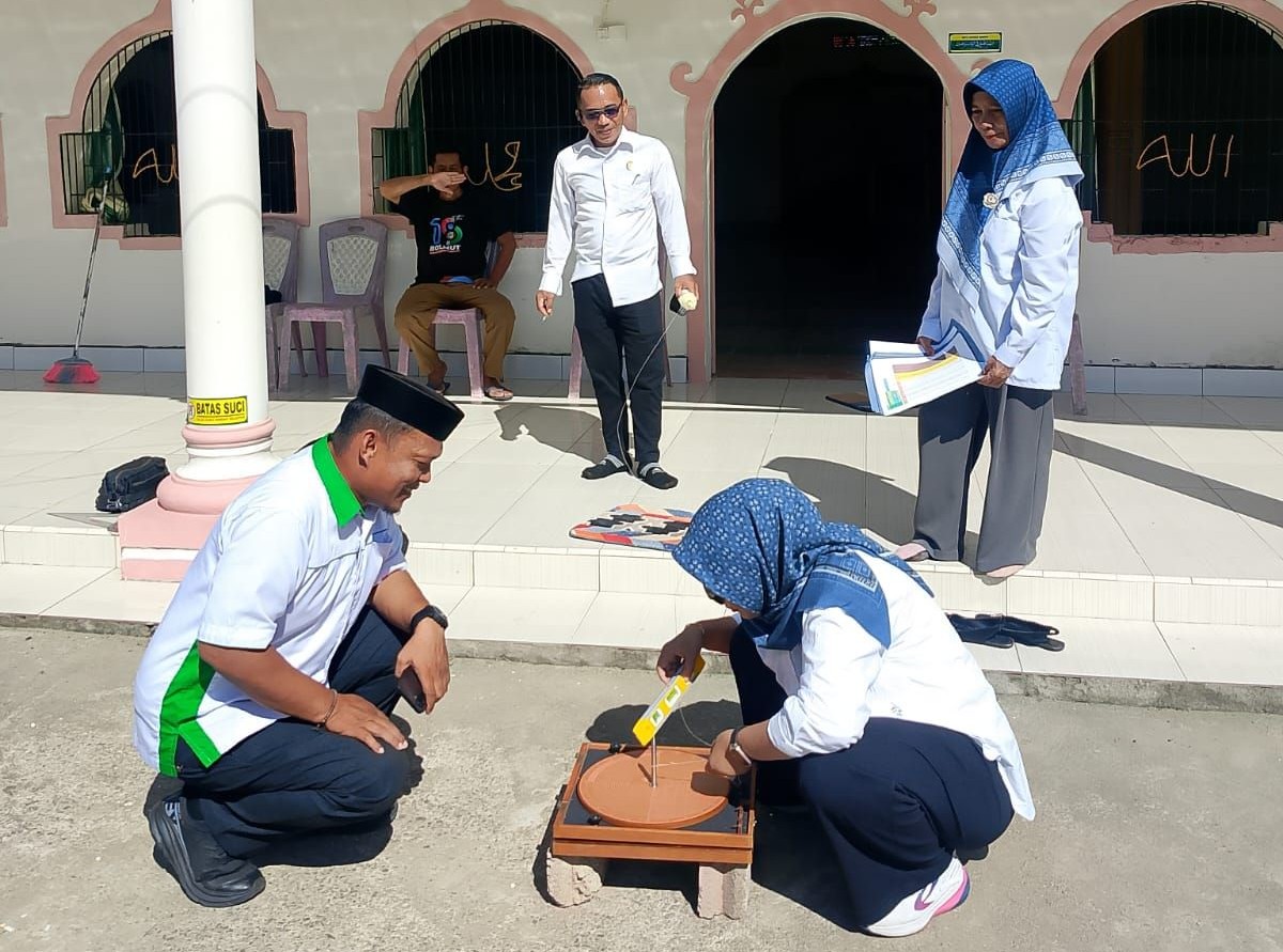Tim Kalibrasi Kemenag Boltara dan KUA Pinogaluman Lakukan Pengukuran Arah Kiblat Masjid
