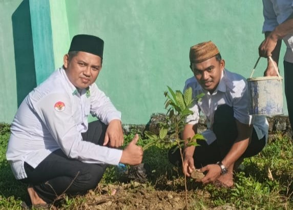 KUA Bolangitang Timur Hijaukan Lingkungan Masjid Asy Suhada