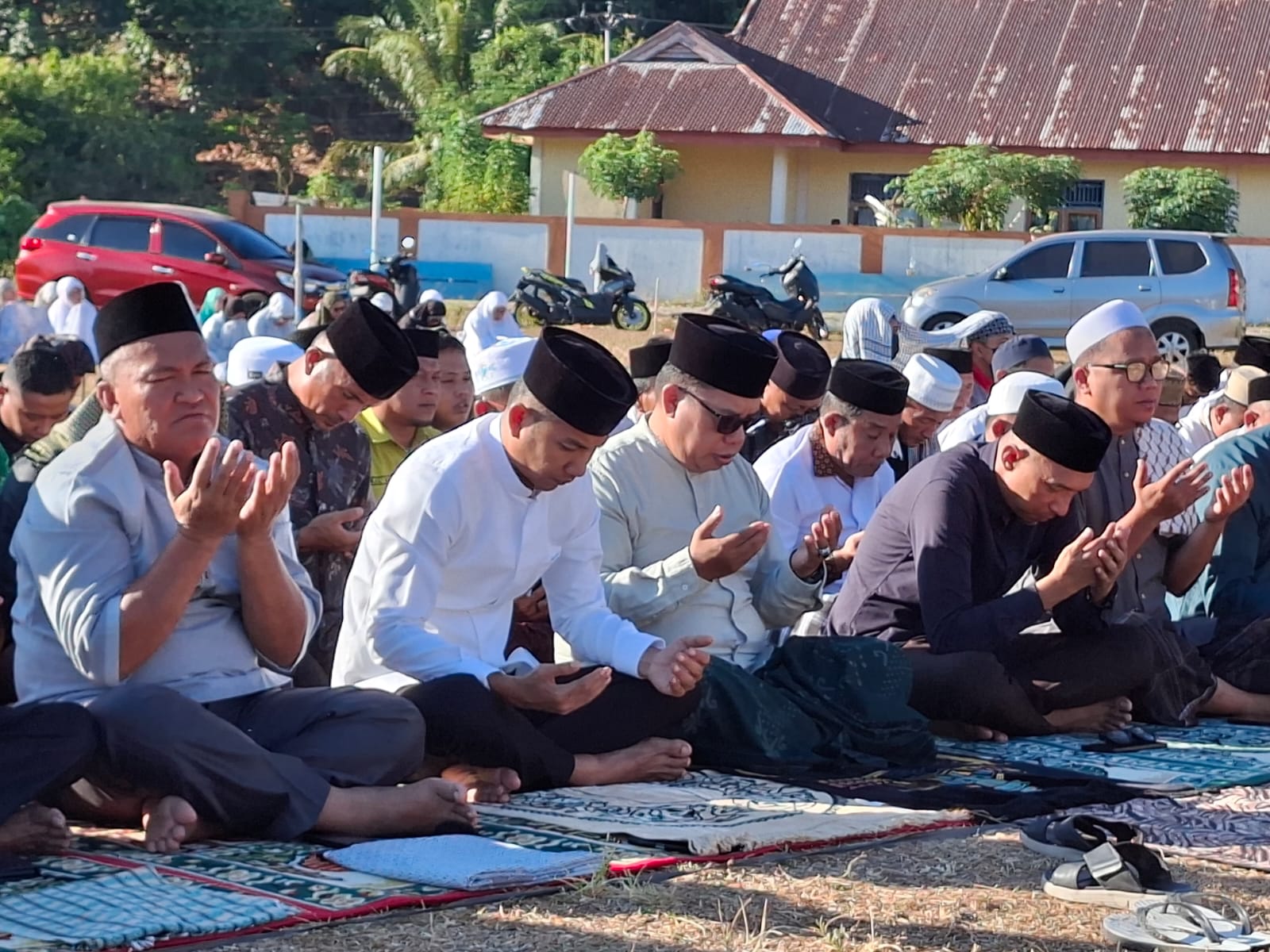 Di Lapangan Bohabak, Tangan Menengadah ke Langit Mohon Turunnya Hujan Lewat Salat Istisqa